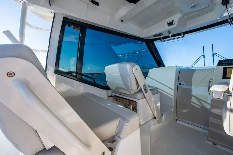  Yacht Photos Pics 2023 BOSTON WHALER 325 CONQUEST - Image 29