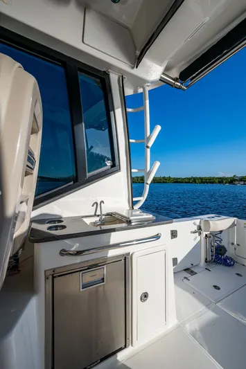  Yacht Photos Pics 2023 BOSTON WHALER 325 CONQUEST - Image 23