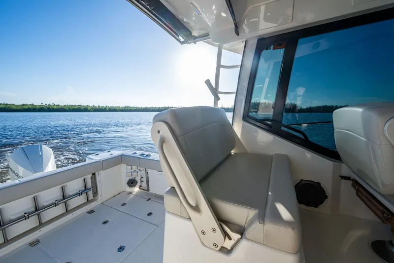  Yacht Photos Pics 2023 BOSTON WHALER 325 CONQUEST - Image 17