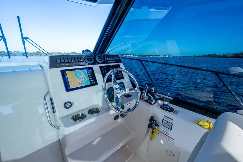  Yacht Photos Pics 2023 BOSTON WHALER 325 CONQUEST - Image 33
