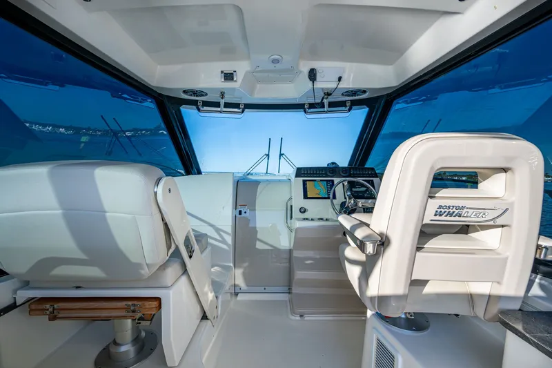  Yacht Photos Pics 2023 BOSTON WHALER 325 CONQUEST - Image 31