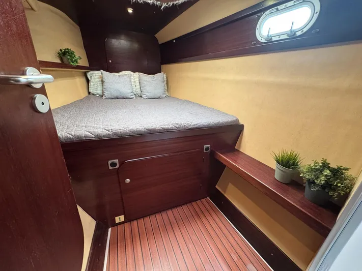 Savannah Yacht Photos Pics Cozy cabin interior of 1998 Fountaine Pajot Bahia 46 with bed and porthole.