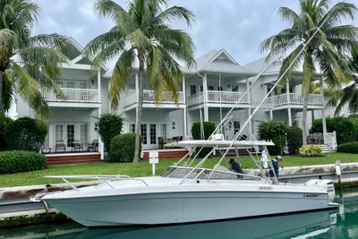 Contender 35 Side Console