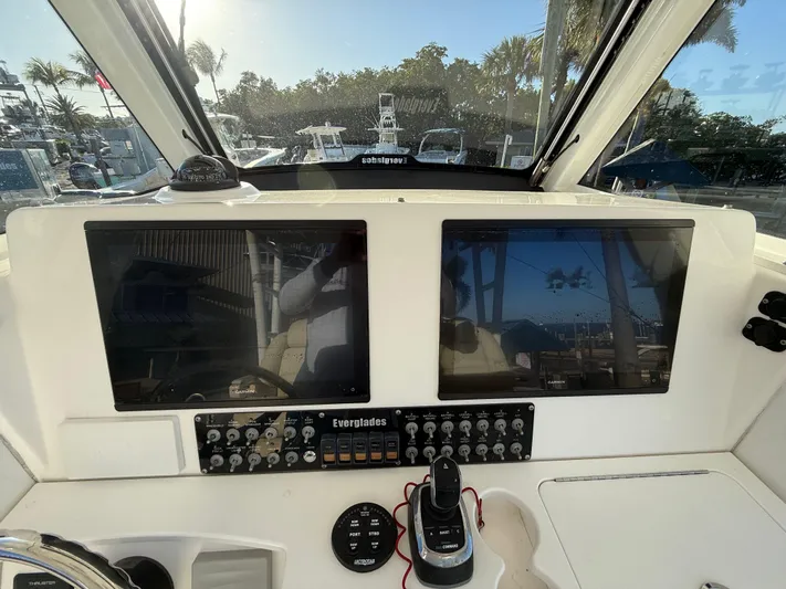  Yacht Photos Pics 2017 Everglades 355 Cc - Image 15