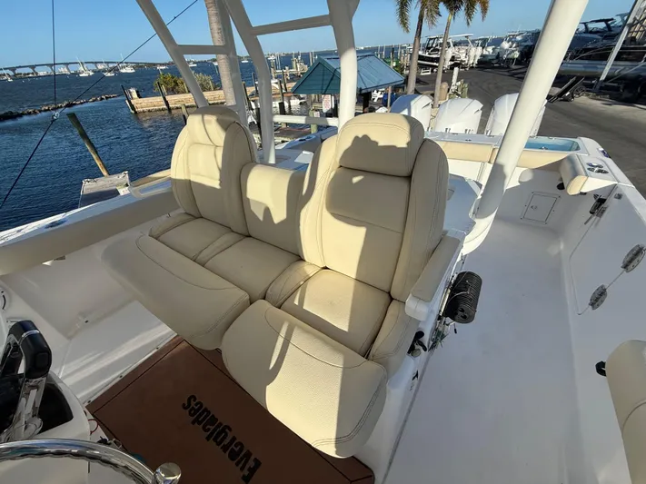  Yacht Photos Pics 2017 Everglades 355 Cc - Image 14