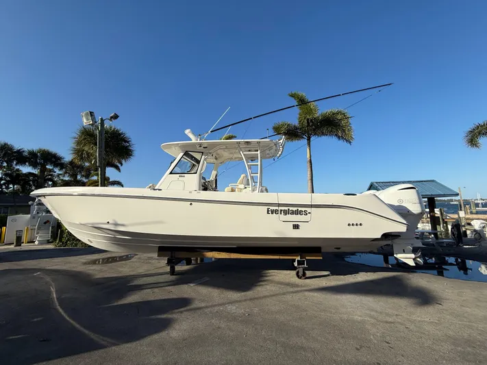  Yacht Photos Pics 2017 Everglades 355 Cc - Image 1