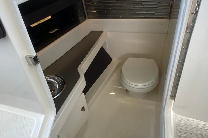 Ganso II Yacht Photos Pics Head