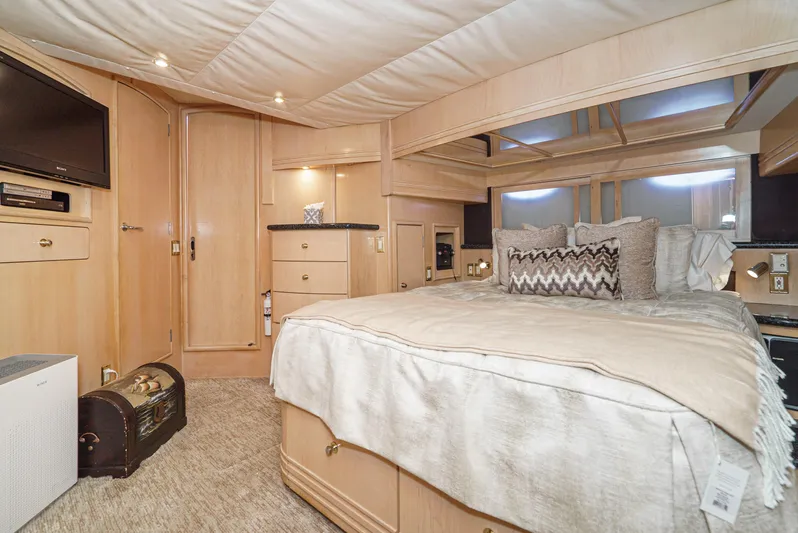 All Falked Up Yacht Photos Pics Luxurious bedroom interior of 1999 Carver 530 Voyager Pilothouse yacht with elegant decor.