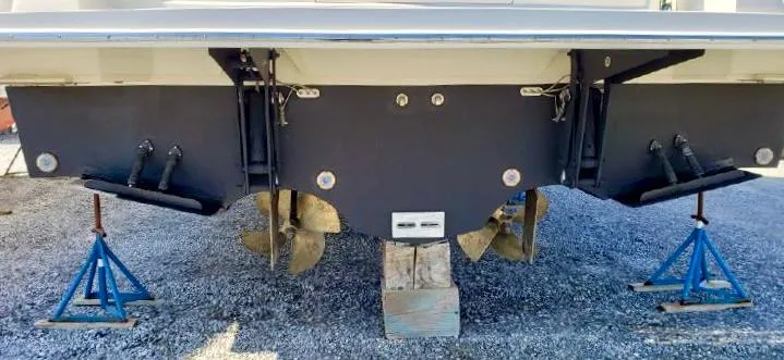 Stress Relief Yacht Photos Pics (4) UnderWater Lights & Hydraulic Swim Platform