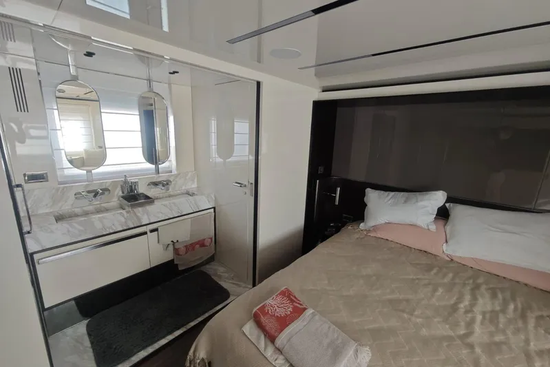 Arktur Yacht Photos Pics Luxurious bedroom and bathroom in 2023 Cranchi Sessantasette 67 yacht.