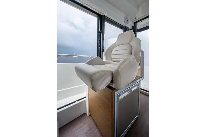  Yacht Photos Pics Luxurious captain's chair on 2021 Jeanneau NC Sport 895 boat, featuring sleek design and comfort.