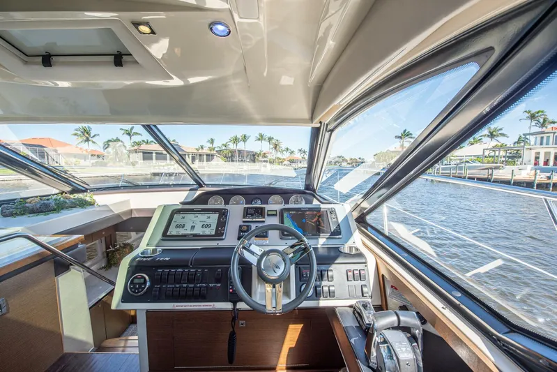  Yacht Photos Pics 2014 Sea Ray 510 Sundancer - Image 28