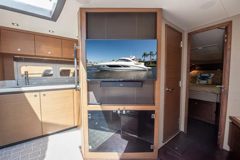  Yacht Photos Pics 2014 Sea Ray 510 Sundancer - Image 40