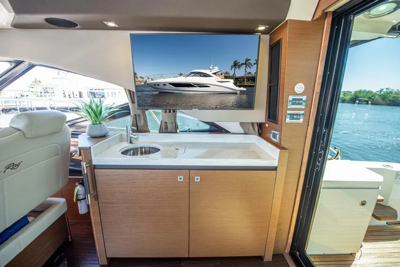  Yacht Photos Pics 2014 Sea Ray 510 Sundancer - Image 25