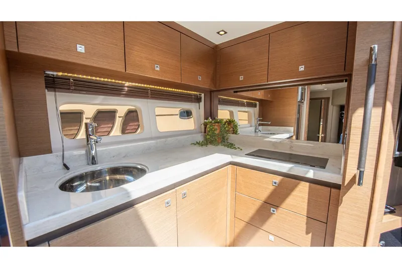  Yacht Photos Pics 2014 Sea Ray 510 Sundancer - Image 42