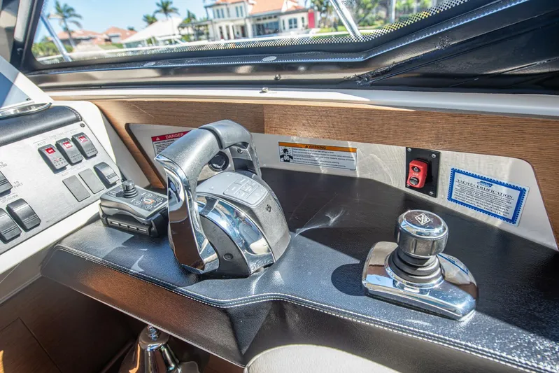  Yacht Photos Pics 2014 Sea Ray 510 Sundancer - Image 30