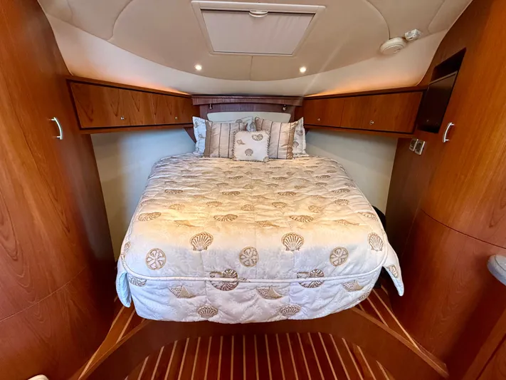 Yacht Photos Pics Interior of 2008 Tiara Yachts 3500 Sovran with cozy bed.
