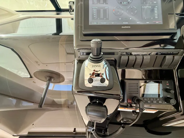  Yacht Photos Pics Tiara Yachts 3500 Sovran 2008 helm with Garmin display.