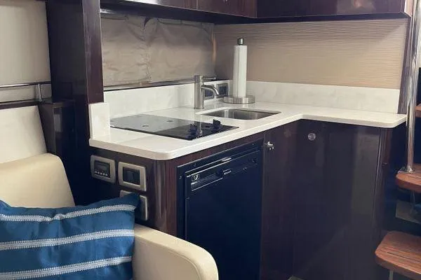  Yacht Photos Pics 2017 Sea Ray Sundancer 350 yacht interior with modern kitchen and seating area.