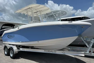 Robalo R200 Center Console
