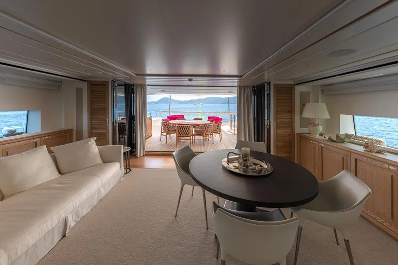  Yacht Photos Pics SALON UPPER DECK