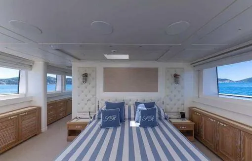  Yacht Photos Pics MASTER CABIN
