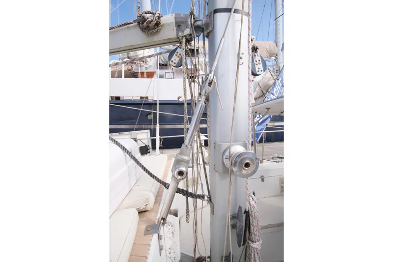 Blue Song Yacht Photos Pics 1984 Amel Maramu 45 sailboat mast and rigging details.