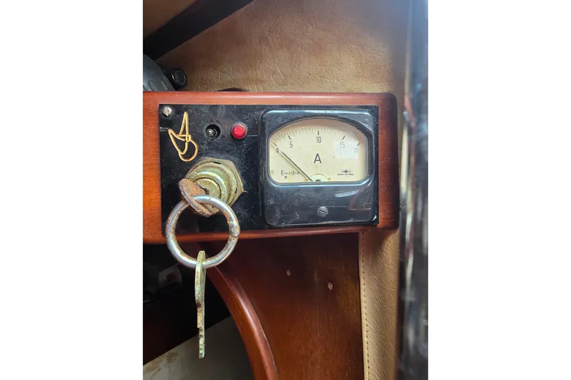 Blue Song Yacht Photos Pics Amel Maramu 45 (1984) ammeter panel with key and indicator light.