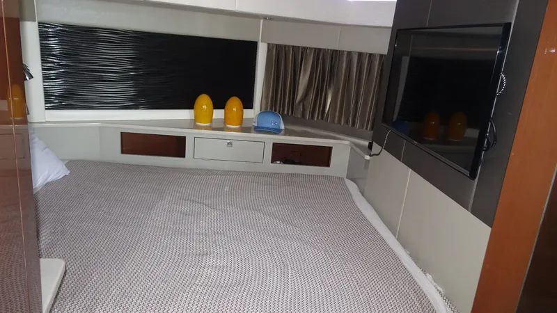 Sc Yacht Photos Pics Interior of 2018 Carver C34 Coupe with bed, TV, and decorative items.