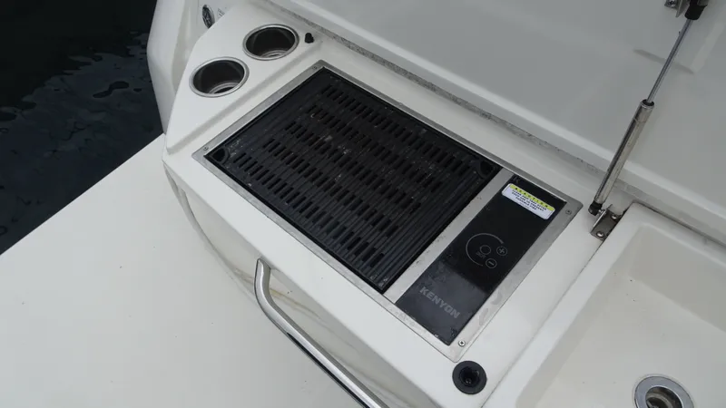 Sc Yacht Photos Pics Outdoor grill on 2018 Carver C34 Coupe yacht, featuring Kenyon electric cooktop.
