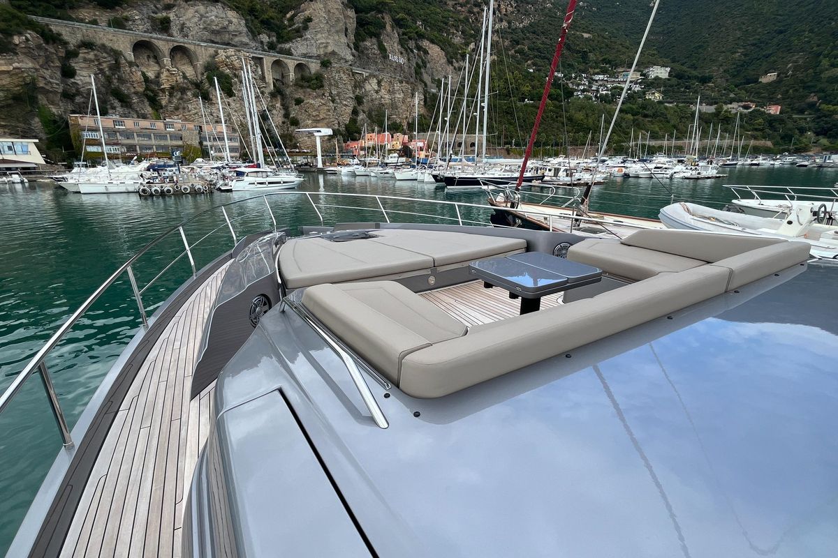 2024 Pershing 85 