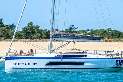 2025 Dufour 37