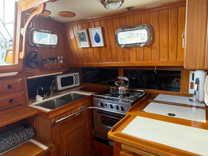 Avalon Yacht Photos Pics 