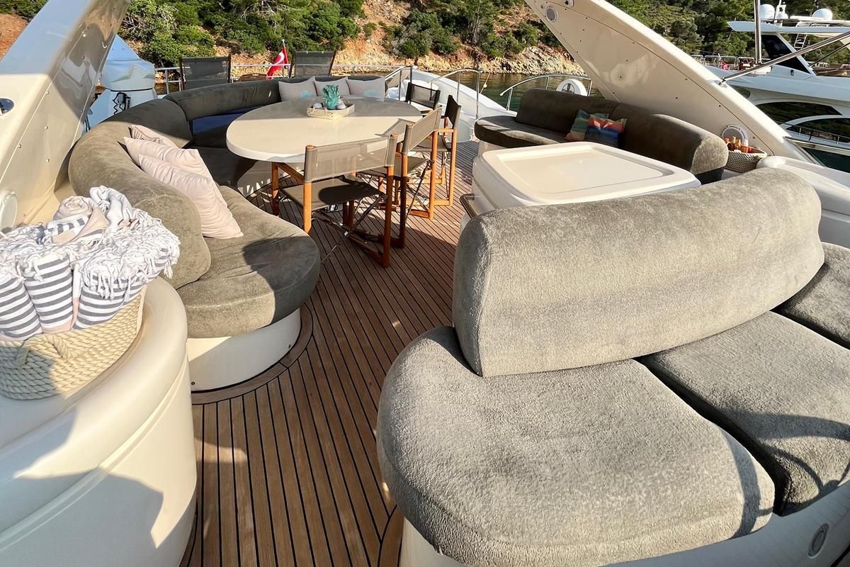 2004 Azimut 82 