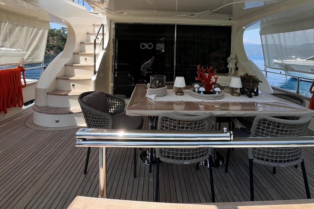 2004 Azimut 82 
