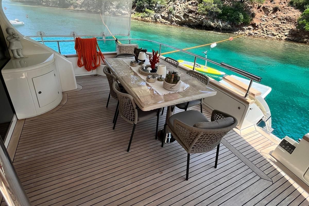 2004 Azimut 82 
