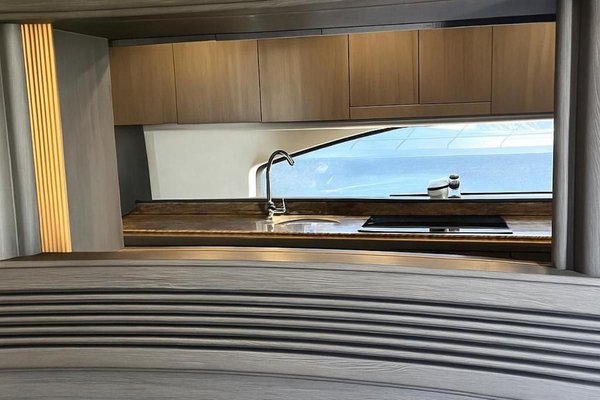 2004 Azimut 82 