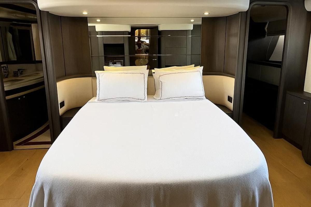 2004 Azimut 82 