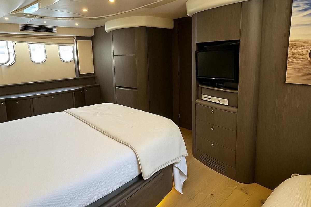 2004 Azimut 82 