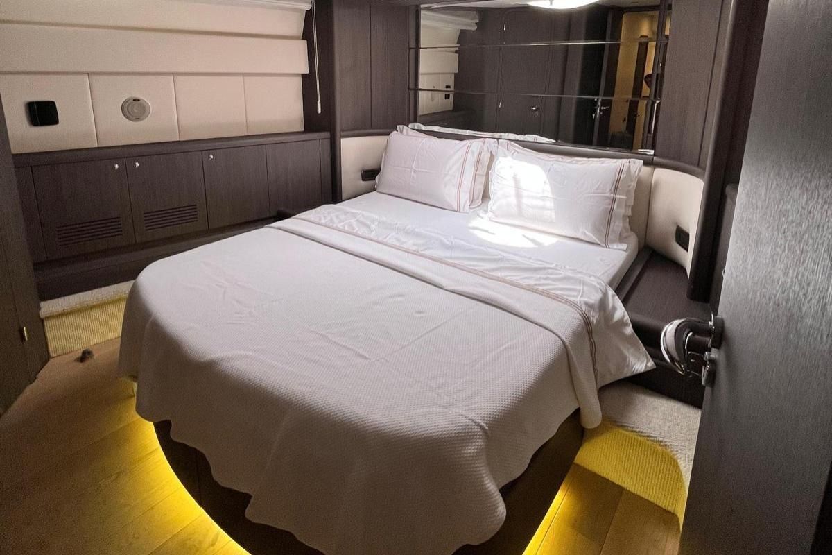 2004 Azimut 82 