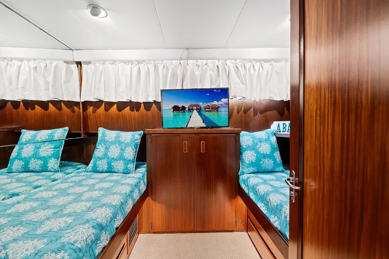  Yacht Photos Pics Interior cabin of 1989 Hatteras 70 Motor Yacht with twin beds and TV.