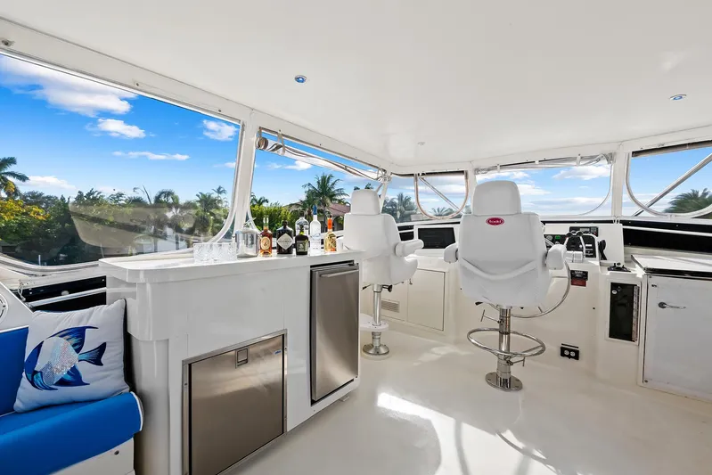  Yacht Photos Pics 1989 Hatteras 70 Motor Yacht interior with bar and captain's chairs.
