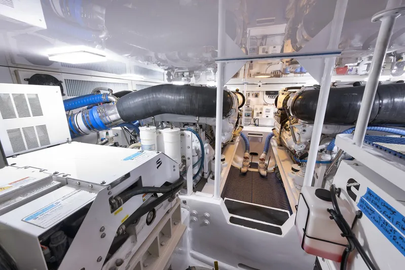 Amuck Yacht Photos Pics 