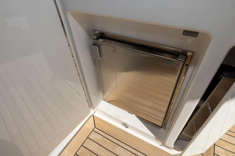 Apres Ski Yacht Photos Pics 