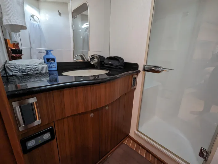 Yellowfin Yacht Photos Pics Viking 54 Convertible bathroom