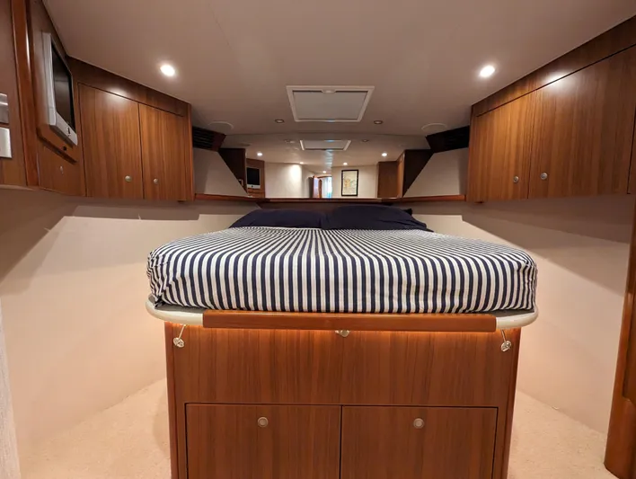 Yellowfin Yacht Photos Pics Viking 54 Convertible Vip cabin