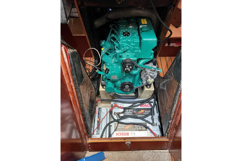  Yacht Photos Pics Engine compartment of a 2002 Beneteau Oceanis 473 sailboat, featuring a Bosch battery.