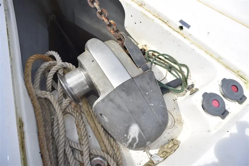  Yacht Photos Pics Anchor winch on Beneteau Oceanis 473, year 2002.