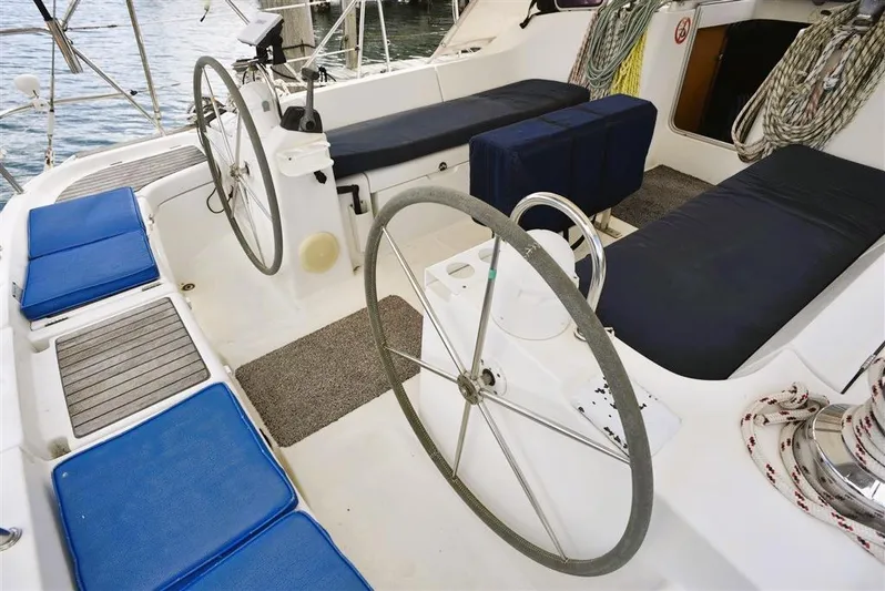  Yacht Photos Pics Cockpit of Beneteau Oceanis 473 yacht, year 2002.