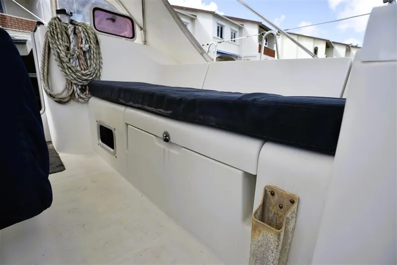  Yacht Photos Pics Beneteau Oceanis 473 cockpit seating, 2002 model.